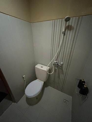 DemanganGuest House DiFi Timoho的一间带卫生间和淋浴的浴室