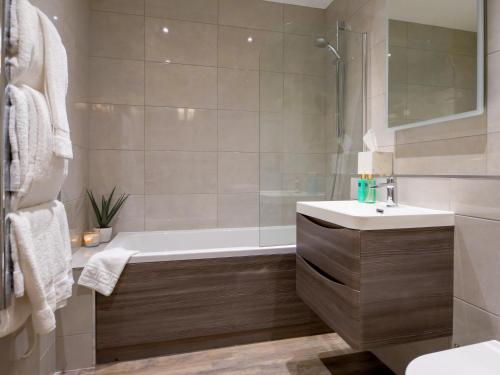 杜伦达勒姆滨江公寓的带浴缸和盥洗盆的浴室
