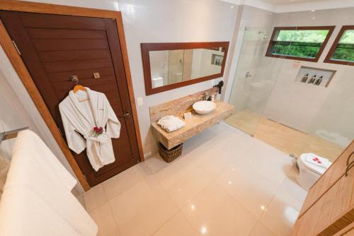 皮帕欧卡达马塔酒店的带淋浴和盥洗盆的浴室