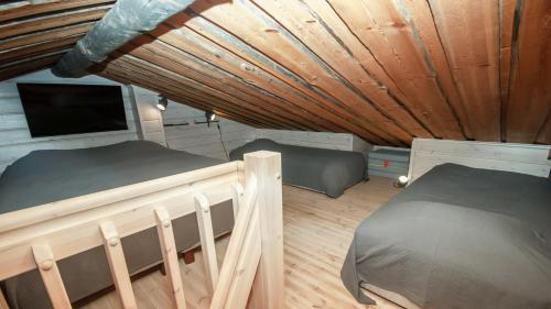 普哈圣山Ski-in-out FreeRider的配有木天花板的客房内的两张床