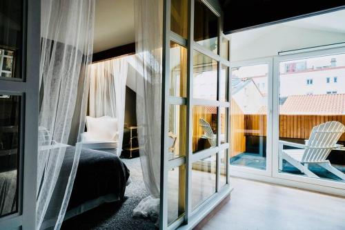桑坦德Sweet Surrender的一间卧室设有一张床和一个滑动玻璃门