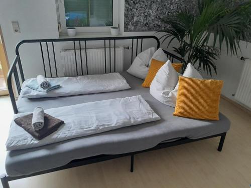 普雷瑟格尔塞蒂罗尔兰豪斯酒店的配有枕头和毛巾的长凳
