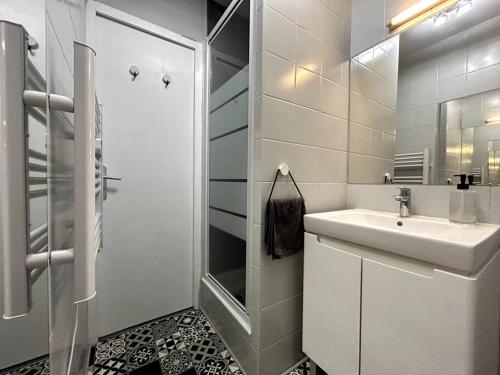 布尔日Logement Neuf - Proximité Centre的白色的浴室设有水槽和淋浴。