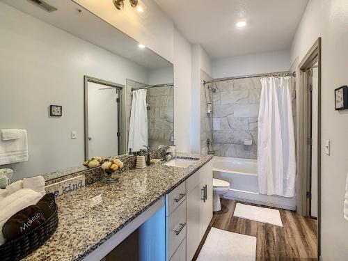 基西米Perfect And Close To Disney!的浴室配有盥洗盆、卫生间和浴缸。