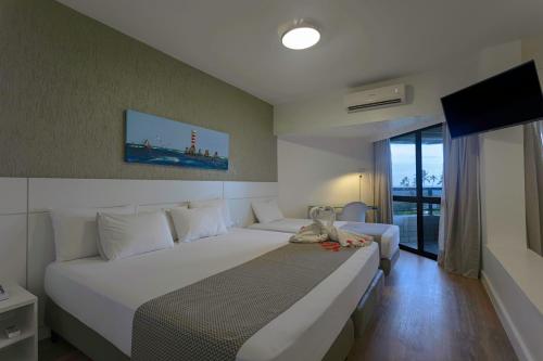 马塞约马塞约大西洋套房酒店的酒店客房设有两张床和电视。