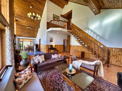 马拉里The Wooden Chalet, Manali by DBP的带沙发和楼梯的客厅