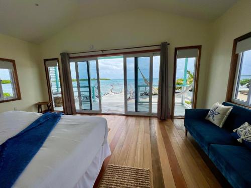 丹格里加Blue Reef Island的一间卧室配有一张床,享有海滩美景