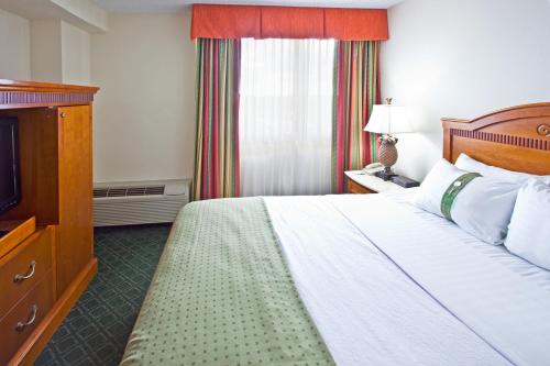 圣露西港Holiday Inn Port St. Lucie, an IHG Hotel的酒店客房,配有床和电视