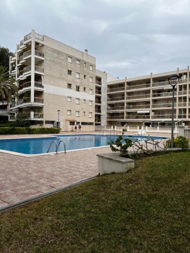萨洛Cala Dorada的大型公寓大楼前的游泳池