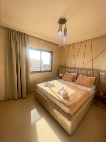 萨菲Most Beautiful Apartment in Safi的一间卧室设有一张大床和窗户
