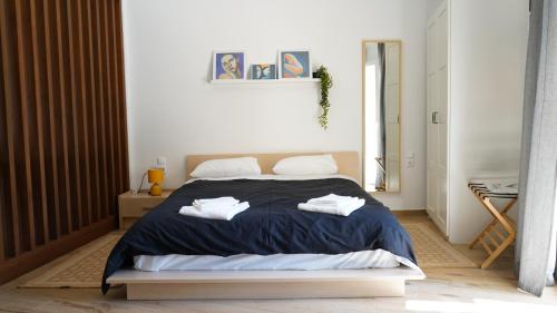 沃尼扎Luxury Studio in Vonitsa的一间卧室配有一张床,上面有两条毛巾