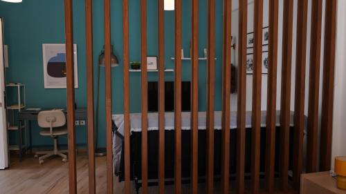 沃尼扎Luxury Studio in Vonitsa的一间卧室配有一张婴儿床,里面配有一张床