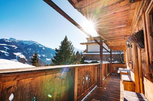 希帕赫Magdalena Hütte的山景木制阳台