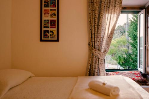 BelverA Saboeira - Turismo Rural的一间设有床铺和毛巾的窗户的客房