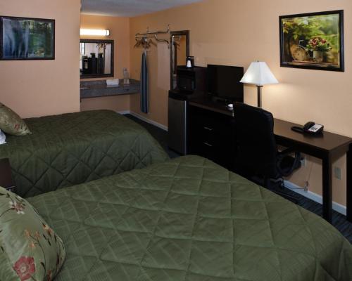 New BostonBostonian Inn的酒店客房配有两张床和一张书桌