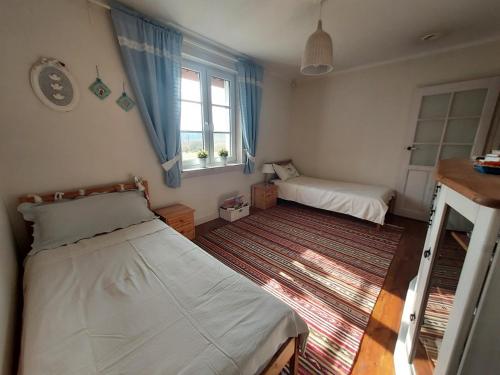MilejczyceNa skraju lasu的一间卧室设有两张床和窗户。