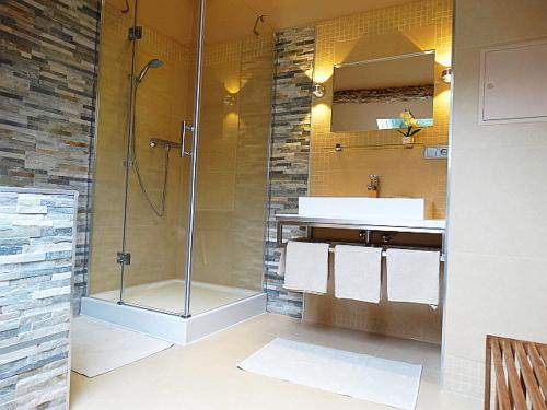 科赫姆Ferienhaus Villa Rosi的带淋浴和盥洗盆的浴室