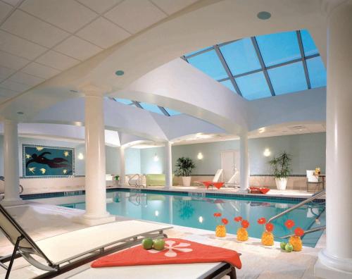 利文斯顿威斯敏斯特酒店的大型游泳池设有大型天窗