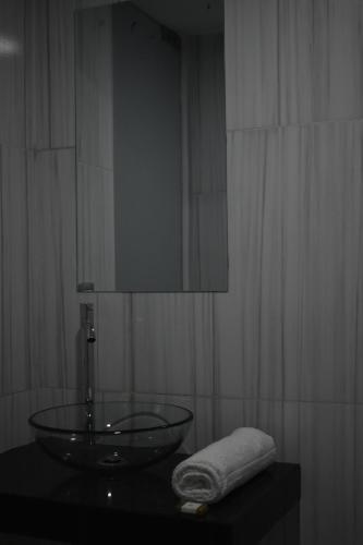 瓦努科Hotel Demetria的浴室设有玻璃碗水槽和镜子