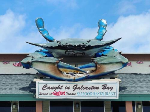加尔维斯敦加多的海滨汽车旅馆的建筑顶部的一大块螃蟹雕像