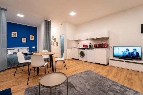 布尔诺Sauna Apartment - Brno(x) Cejl的客厅配有床和桌椅