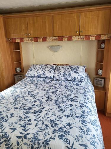 英戈尔德梅尔斯Beautiful Caravan的一间卧室配有一张带蓝色和白色床单的床。