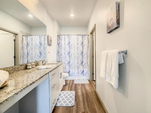 基西米Spacious Apartment Near Disney的一间带水槽和镜子的浴室