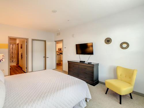 基西米Spacious Apartment Near Disney的卧室配有白色的床和黄色椅子