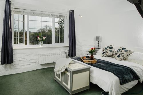 波尔泽斯Shilla Mill - Just off the Beach的白色的卧室设有床和窗户