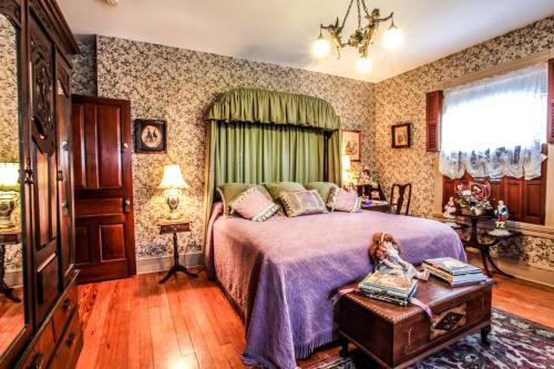 弗雷德里克Hollerstown Hill Bed and Breakfast的一间卧室配有一张带紫色床罩的床