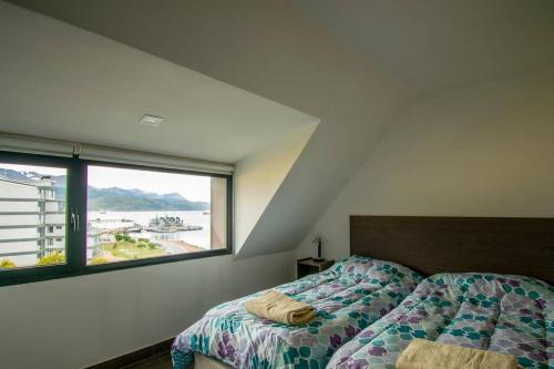 乌斯怀亚GRAN MIRADOR的一间卧室设有一张床和一个大窗户