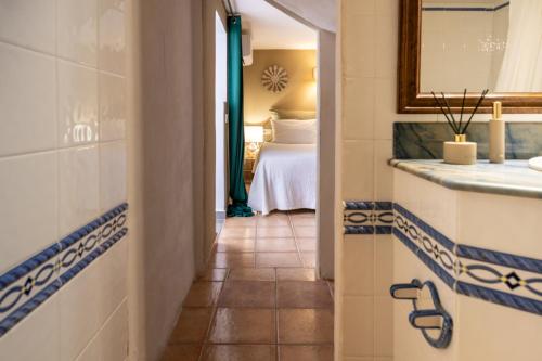 圣胡安包蒂斯塔Valley Club Ibiza - Boutique Agroturismo的走廊上设有浴室,配有床和镜子