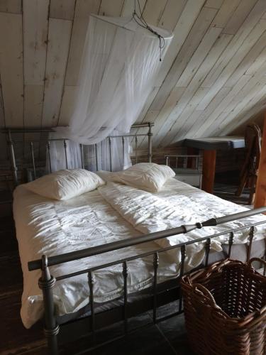 皮尔默伦德Landlust的木天花板的客房内的一张床位