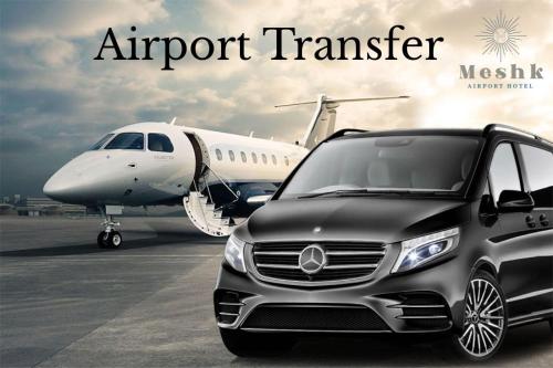 ArnavutköyMeshk Airport Hotel -Free Round Trip Transportation-İstanbul International Airport的机场交通车辆停在飞机旁边