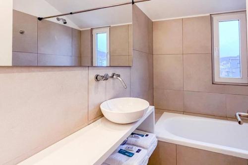 乌斯怀亚CONDOR的浴室配有盥洗盆和浴缸。