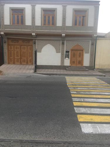 撒马尔罕Uzbek House的一条空的街道,有木门的建筑
