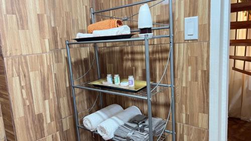 乔治敦Odyssey Suites Loft Apartment的浴室内毛巾架和毛巾架