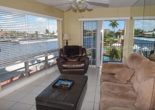 帕诺滩Aloha Condominium On the Intracoastal-Walk to the Beach的客厅配有沙发和椅子