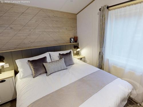 切达Sherwood Lodge的卧室配有一张带两个枕头的大白色床