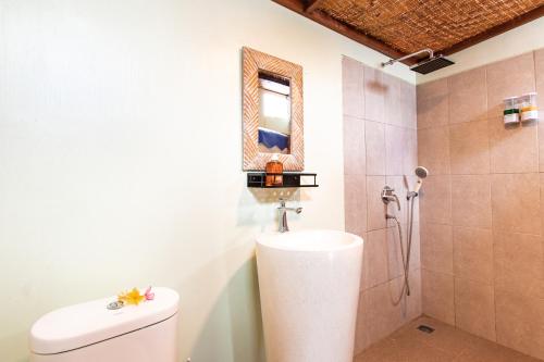 珀尼达岛Nusa Penida Yurt的浴室设有卫生间和带镜子的淋浴