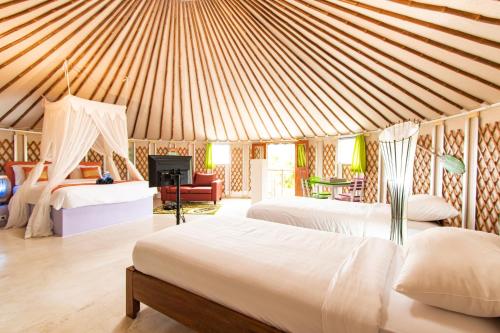 珀尼达岛Nusa Penida Yurt的一间卧室设有两张床和一个壁炉