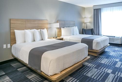 Park CityWinds Hotel at Crosswinds Casino的酒店客房设有两张床和窗户。