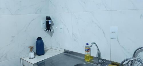 里约热内卢Quarto Suite na Gavea的一个带水槽的厨房和墙上的电话