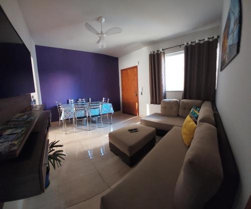 卡皮托利乌Condominio dos Lagos Capitolio 01的客厅配有沙发和桌子