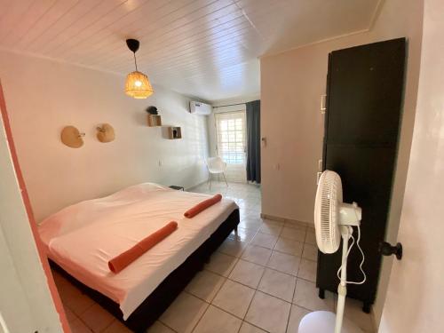威廉斯塔德Casa Augusto的一间卧室配有一张床和一个风扇