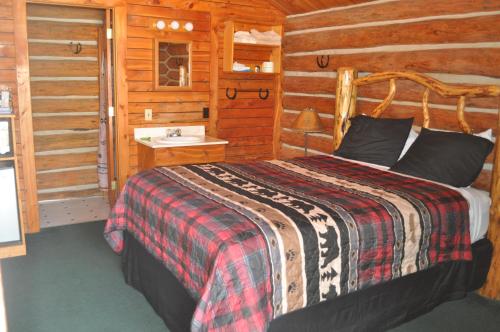 杜波依斯Crooked Creek Guest Ranch的小木屋内一间卧室,配有一张床