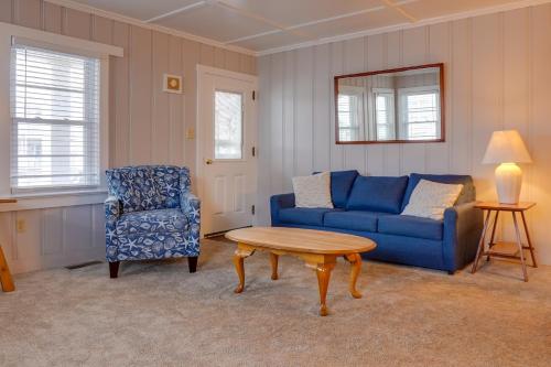 大洋城Ocean Terrace Family Apartments的客厅配有蓝色的沙发和桌子