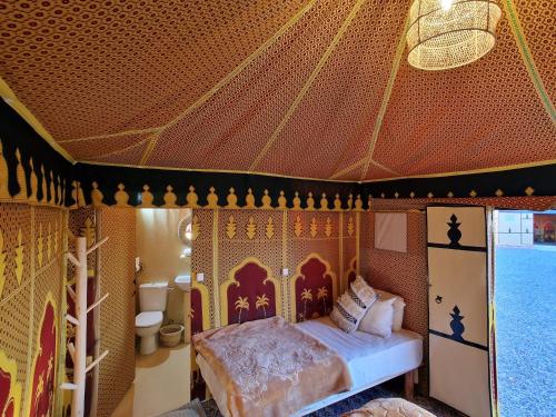 马拉喀什Nkhila Lodge的帐篷内一间卧室,配有一张床