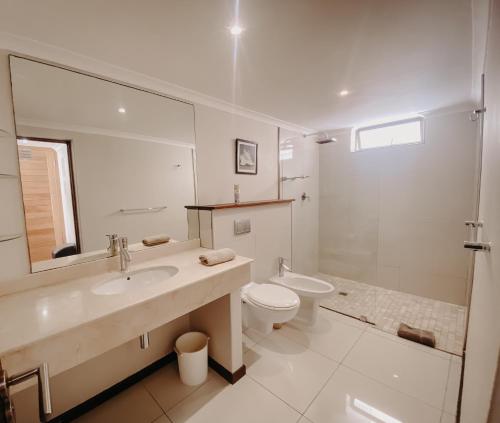 兰格班Sunset Cottage的一间带水槽、卫生间和镜子的浴室