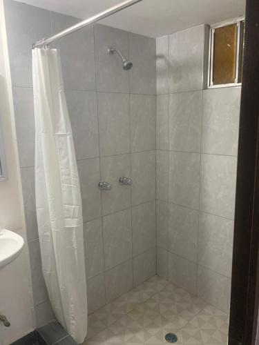 墨西卡利HOTEL DORADO DIAMANTE的浴室内配有淋浴帘。